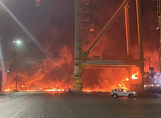 Výbuch na palubě nákladní lodi otřásl Dubají. Na místě nejsou zranění