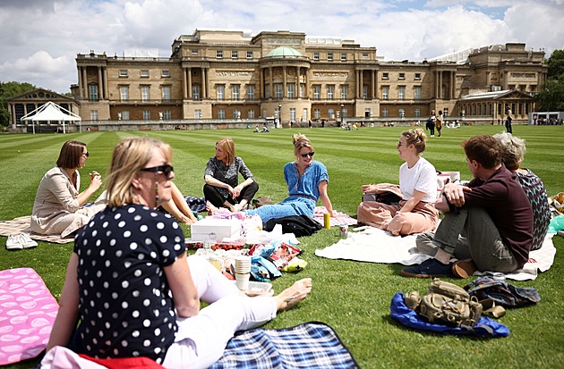 OBRAZEM: Na piknik i procházku. Zahrady Buckinghamského paláce otevřeli všem