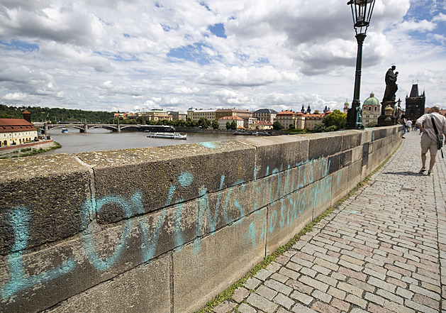 Neznámý vandal posprejoval Karlv most. (9. ervence 2021)