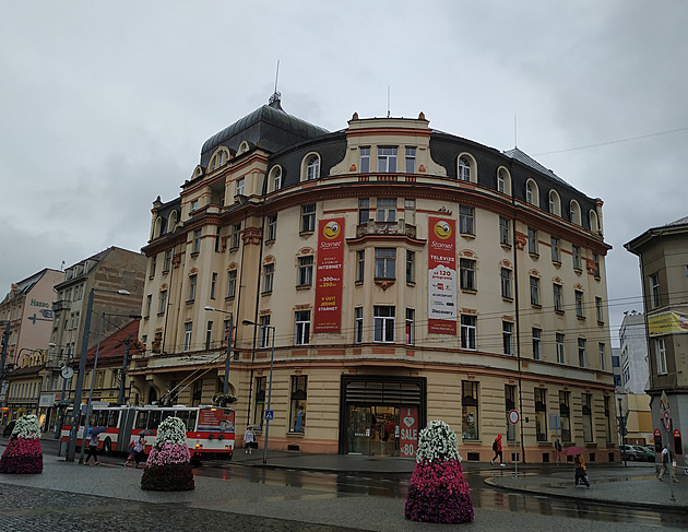 V historické budov na rohu Mírového námstí v Ústí nad Labem, kde kdysi...
