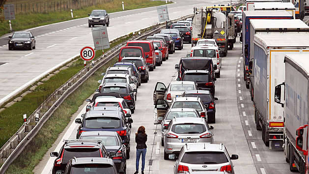 Na D1 u Devíti křížů ve směru na Brno boural kamion, dálnice byla neprůjezdná