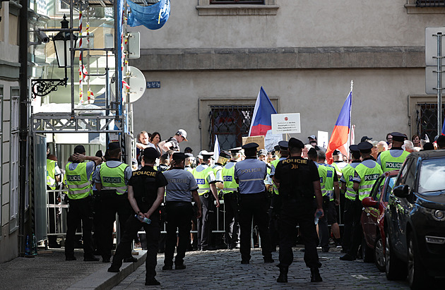 Rozhněvaný lid, harleye a běžci. Nabitou sobotu ohlídají v Praze stovky policistů