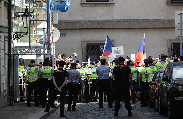 Demonstranti u Sněmovny zaútočili na policii, pacifikovali je těžkooděnci