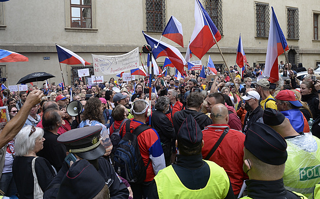 S politikou a veřejnými financemi nejsou spokojené tři čtvrtiny Čechů, říká průzkum