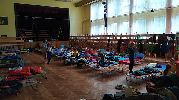 Trofeje ustoupily evakuovaným skautům, místní nosili dětem deky a suché věci