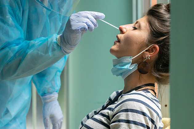 Šíření covidu dál zrychluje, rostou i počty hospitalizovaných, je jich přes 1300