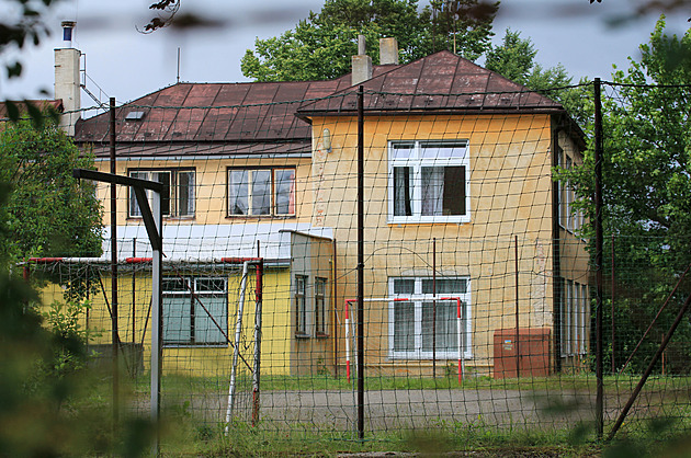 Kluk z výchovného ústavu pomáhal s jeho rekonstrukcí. Aby dům zachránil