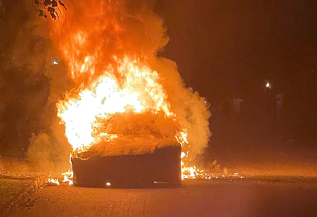 Hasiči přiznávají, že neumí hasit elektromobily. Tvoří vyhlášku pro garáže