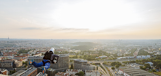 Skok do neznáma. BASE jumping je adrenalinový sport, který neodpouští chyby
