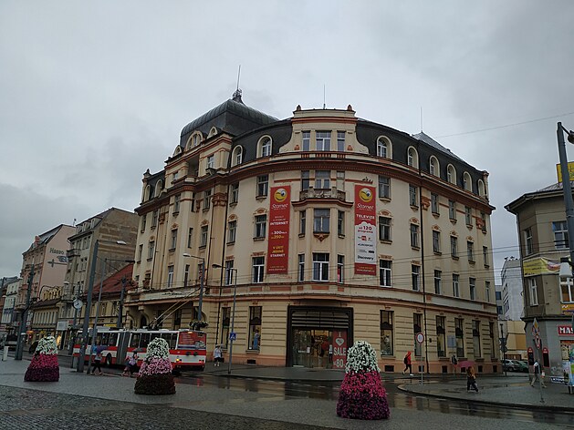 V historické budov na rohu Mírového námstí v Ústí nad Labem, kde kdysi...
