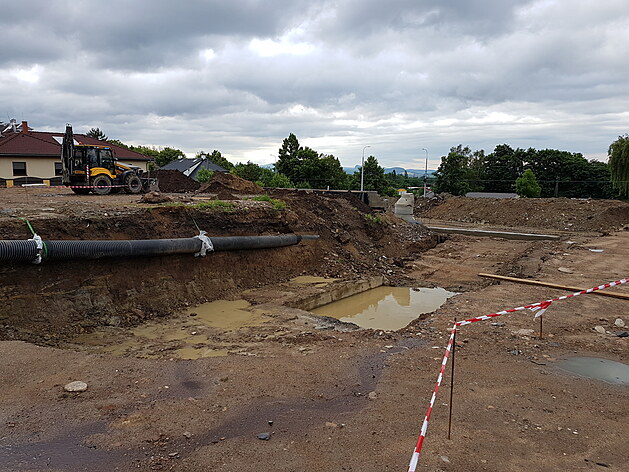 Pozemek leí mezi parkem a tramvajovou tratí v sousedství polikliniky.