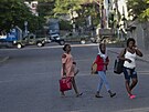 Lidé procházejí kolem ulice, kde il prezident Haiti Jovenel Moise. (7....
