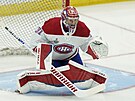 Branká Montrealu Canadiens Carey Price se soustedí na stely soupe z Tampy...
