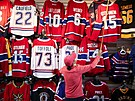 HOKEJOVÉ ÍLENSTVÍ. Fandové Montrealu brali  klubové obchody s dresy útokem....