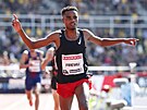 Etiopan Samuel Firewu slaví vítzství na trati 3000 metr steeplechase v rámci...
