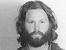 Jim Morrison na policejní fotografii z roku 1970. To jej ji oplétaky se...
