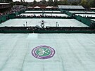 Kurty ve Wimbledonu jsou pod plachtami, program turnaje v Londýn peruil dé.