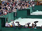 Zakryté kurty ve Wimbledonu skrápí dé.