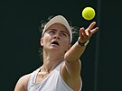 Barbora Krejíková podává ve druhém kole Wimbledonu.