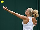 Kateina Siniaková podává ve druhém kole Wimbledonu.