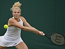 Kateina Siniaková se napahuje l bekhendu ve druhém kole Wimbledonu.