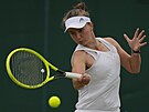 Barbora Krejíková hraje forhend ve tetím kole Wimbledonu.