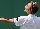Amerian Sebastian Korda podává v osmifinále Wimbledonu.