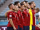 etí fotbalisté zpívají národní hymnu ped tvrtfinále ME proti Dánsku.