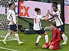 Anglití fotbalisté se radují z vlastního gólu, který si vsítil dánský obránce...