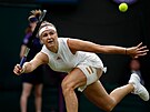 Karolína Muchová se natahuje po balonku ve tvrtfinále Wimbledonu.