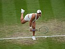 Ashleigh Bartyová z Austrálie podává ve tvrtfinále Wimbledonu.