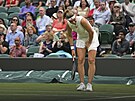 Karolína Muchová se drí za obvázané stehno ve tvrtfinále Wimbledonu.