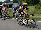 Wout van Aert se oberstvuje v sedmé etap Tour de France.