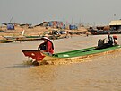 Píjezd k plovoucí vesnici na jezee Tonle Sap Lake vede z msta po ece Siem...