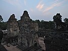 Západ slunce nad jedním z chrám v Angkor Vat