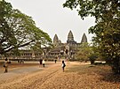 Chrámový komplex Angkor Wat, který je svou celkovou výmrou kolem 1 km&#178;...