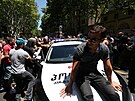 Odprci pochodu za práva LBTQ+ komunity blokují policejní auto na hlavní tíd...
