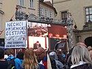 Na Malostranském námstí v Praze u Snmovny probíhá demonstrace proti...