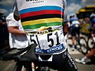 Julian Alaphilippe v dresu mistra svta ped startem esté etapy Tour de France.