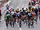 Mark Cavendish (v zeleném) si jede pro vítzství v esté etap Tour de France.