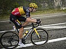 Wout Van Aert se snaí uniknout favoritm bhem osmé etapy Tour de France.