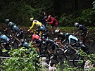 Mathieu Van Der Poel jede ve lutém dresu bhem osmé etapy Tour de France.
