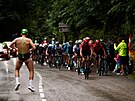 Cyklisté jedou po trati deváté etapy Tour de France, v duhové dresu se vepedu...