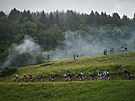 Cyklisté stoupají na Col du Pré bhem deváté etapy Tour de France.