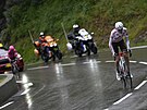 Ben O'Connor se vzdaluje Sergiu Higuitovi bhem deváté etapy Tour de France.