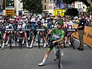 Mark Cavendish eká v zeleném dresu na start 11. etapy Tour de France.