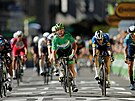 Mark Cavendish se raduje z vítzství ve tinácté etap Tour de France.