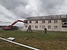 Hasii zaali 2. ervence 2021 demolovat první budovu v obci Luice na...