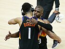 Devin Booker a Chris Paul slaví výhru Phoenix Suns.