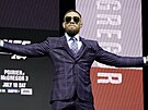 Irský zápasník Conor McGregor piel na tiskovou konferenci ped zápasem v UFC...